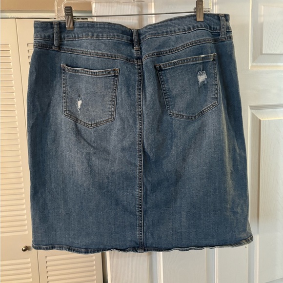 DENIM LADIES BLUE JEAN SKIRT. - Picture 4 of 5